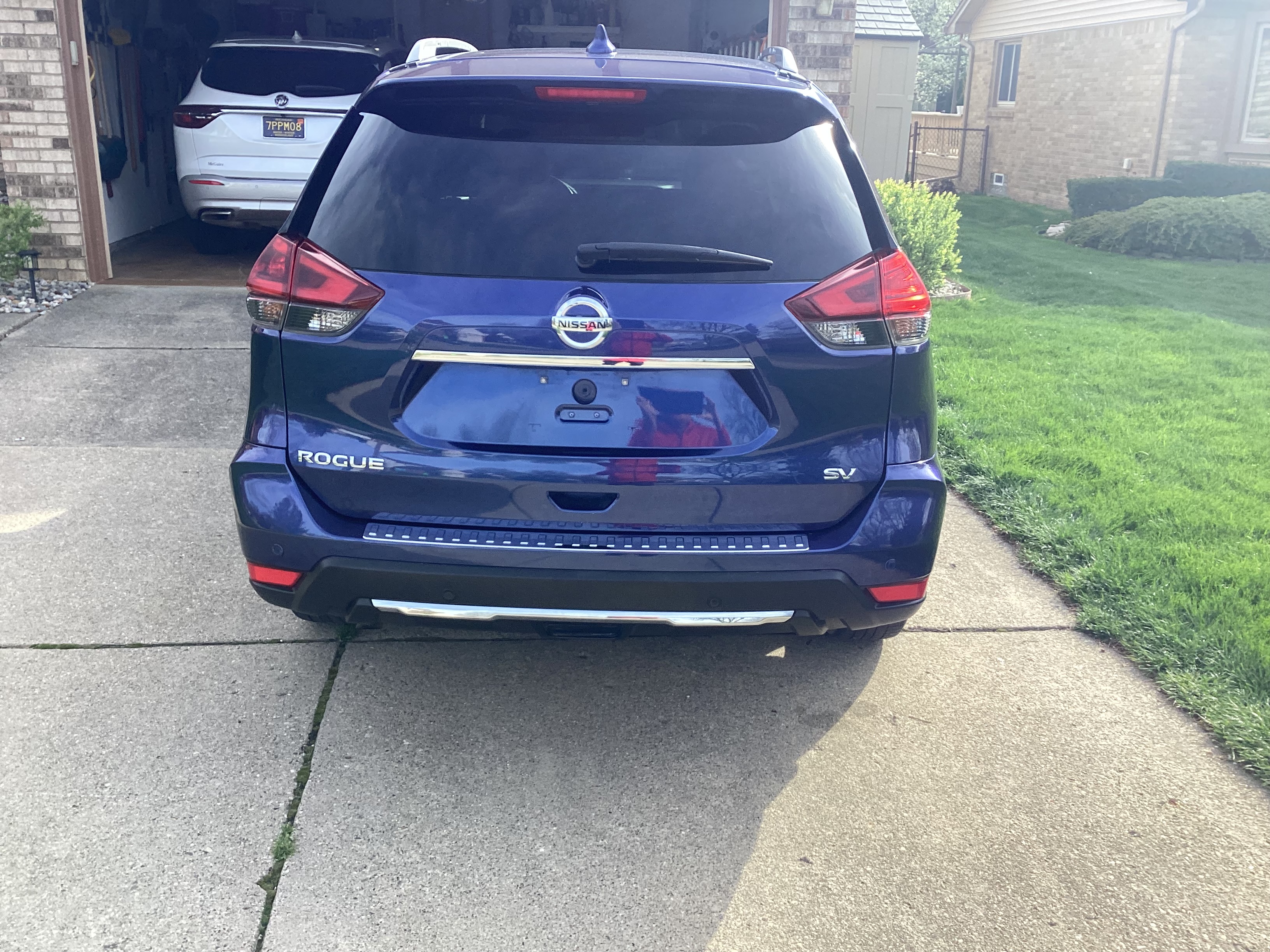 Used 2019 Nissan Rogue SV w/ Premium Package FWD image 4