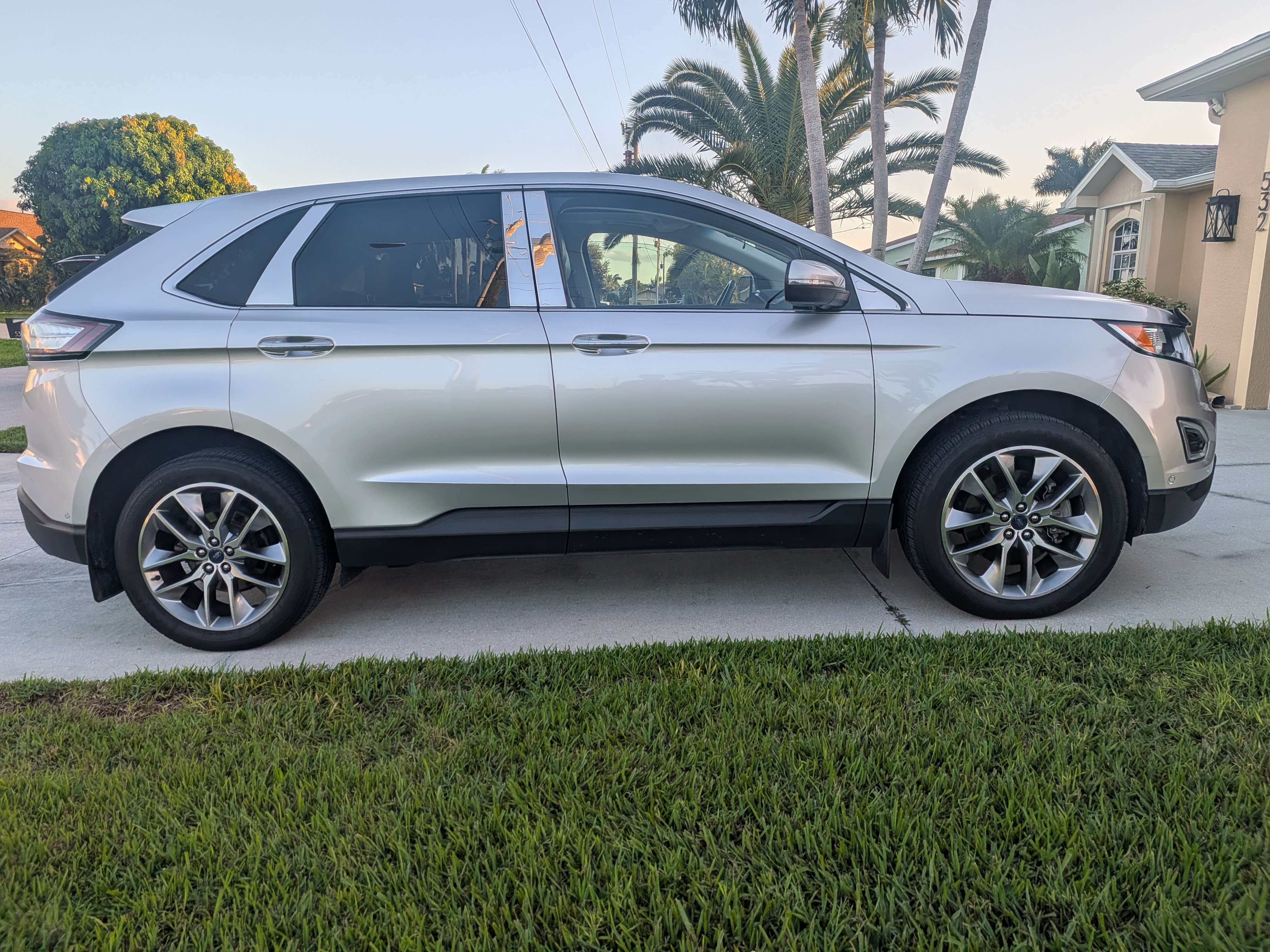 Used 2018 Ford Edge Titanium w/ Equipment Group 302A AWD/4WD image 2