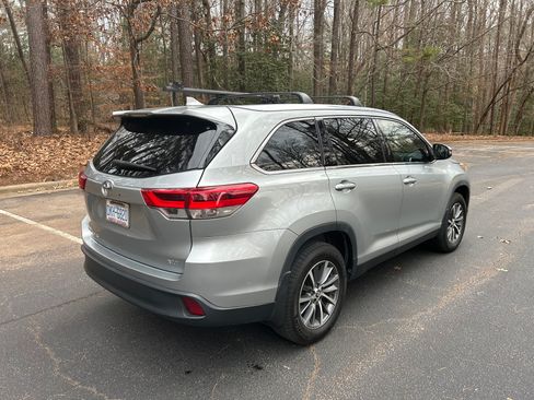 Used 2019 Toyota Highlander XLE image 2