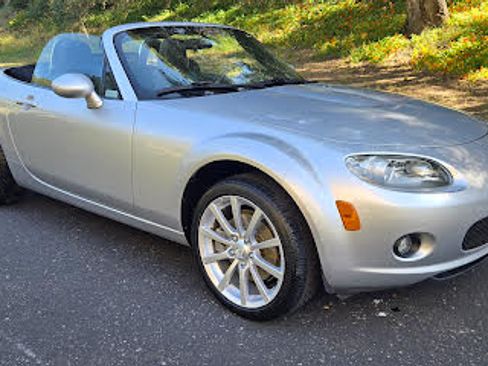Used 2006 MAZDA MX-5 Miata Grand Touring w/ Premium Pkg RWD image 4
