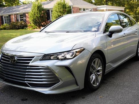 Used 2021 Toyota Avalon XLE w/ Moonroof Package FWD image 10