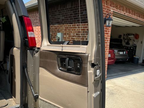 Used 2019 Chevrolet Express 2500 Extended RWD image 9