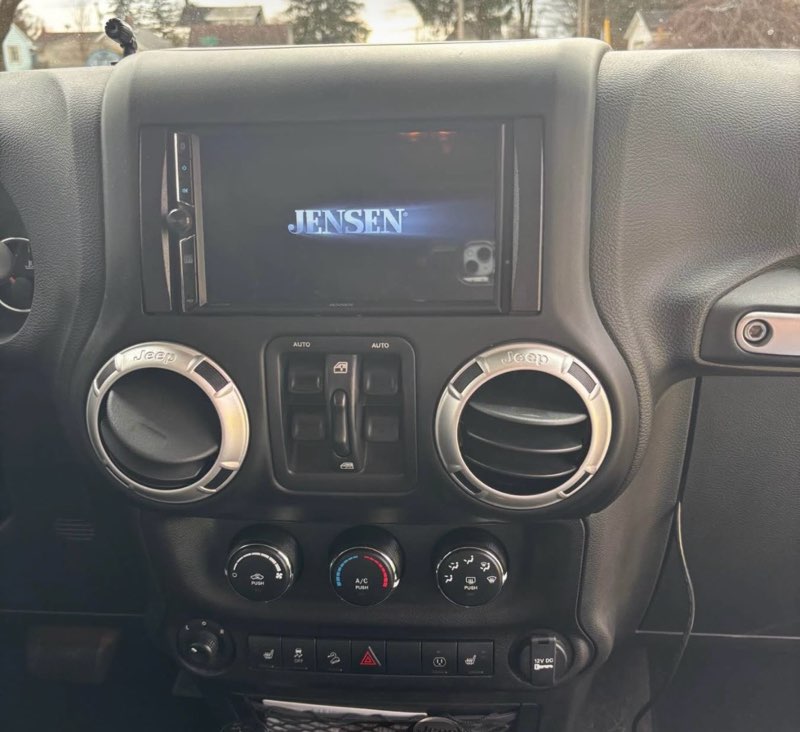 Used 2018 Jeep Wrangler Unlimited Sahara w/ Connectivity Group AWD/4WD image 8