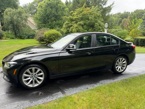 Used 2017 BMW 320i xDrive Sedan AWD/4WD image 4