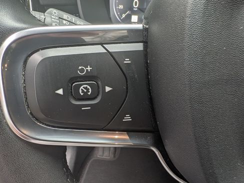 Used 2022 Volvo XC40 T5 R-Design image 14