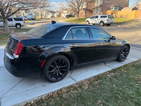 Used 2017 Chrysler 300 C image 9
