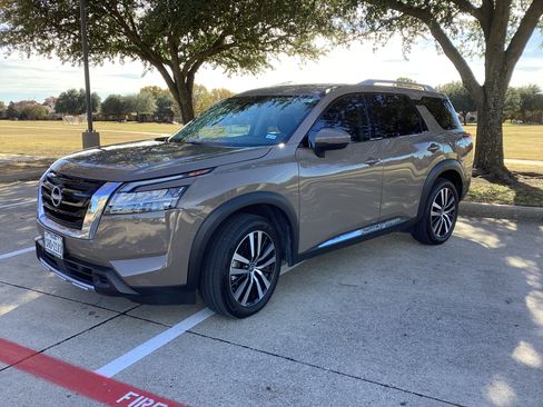 Used 2023 Nissan Pathfinder Platinum w/ Cargo Package image 5