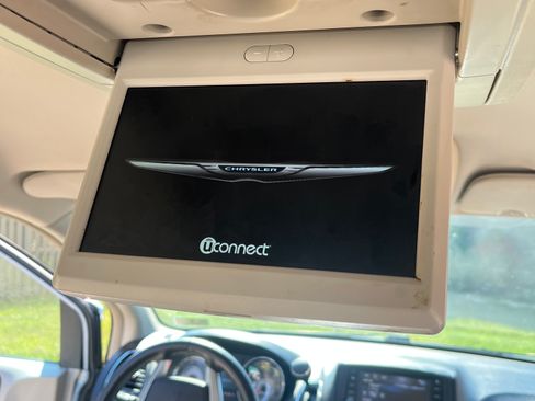 Used 2013 Chrysler Town & Country Touring-L w/ Driver Convenience Group image 19