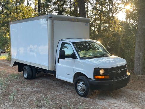 Used 2016 Chevrolet Express 4500 Cutaway Van 2D image 2