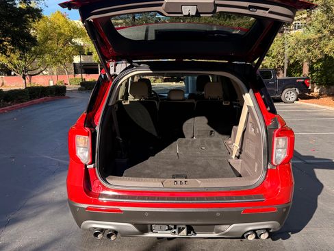 Used 2020 Ford Explorer Platinum w/ Premium Technology Package image 12