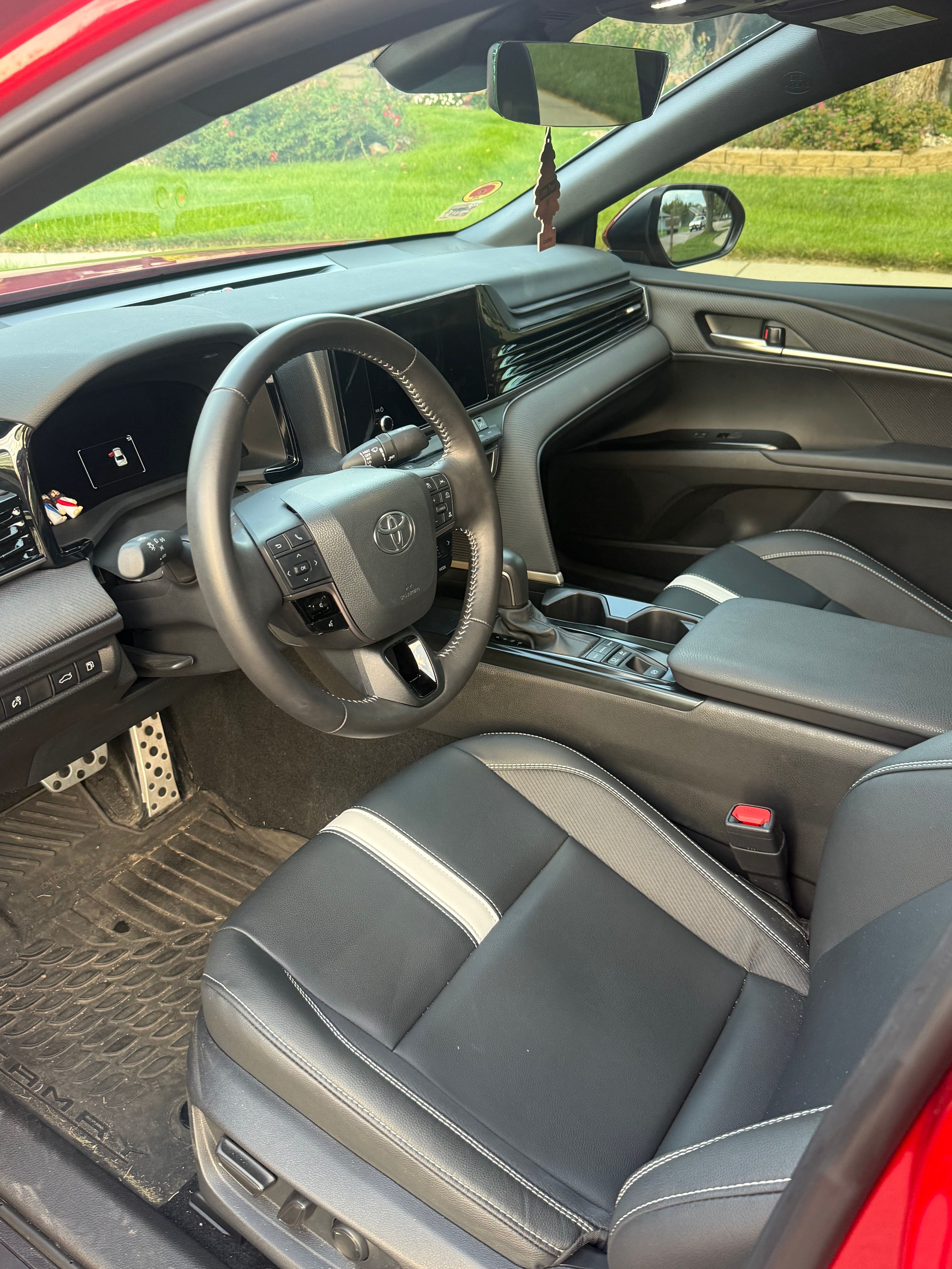 Used 2025 Toyota Camry Hybrid AWD/4WD image 12