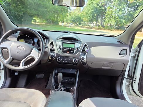 Used 2011 Hyundai Tucson GL image 16