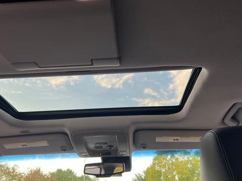 Used 2017 Chevrolet Suburban LT RWD image 23