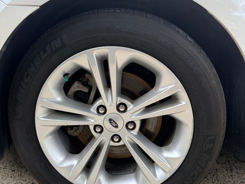 Used 2013 Ford Taurus SEL FWD image 17