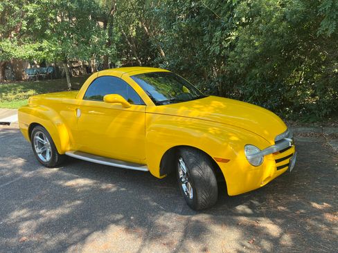 Used 2004 Chevrolet SSR w/ Preferred Equipment Group RWD image 4