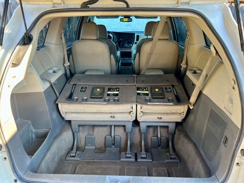 Used 2018 Toyota Sienna XLE image 27