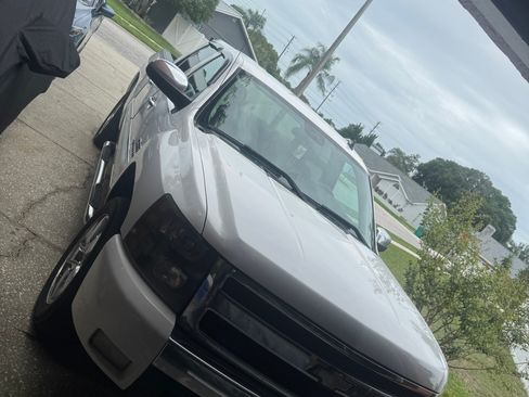 Used 2010 Chevrolet Silverado 1500 LT w/ Texas Edition RWD image 2