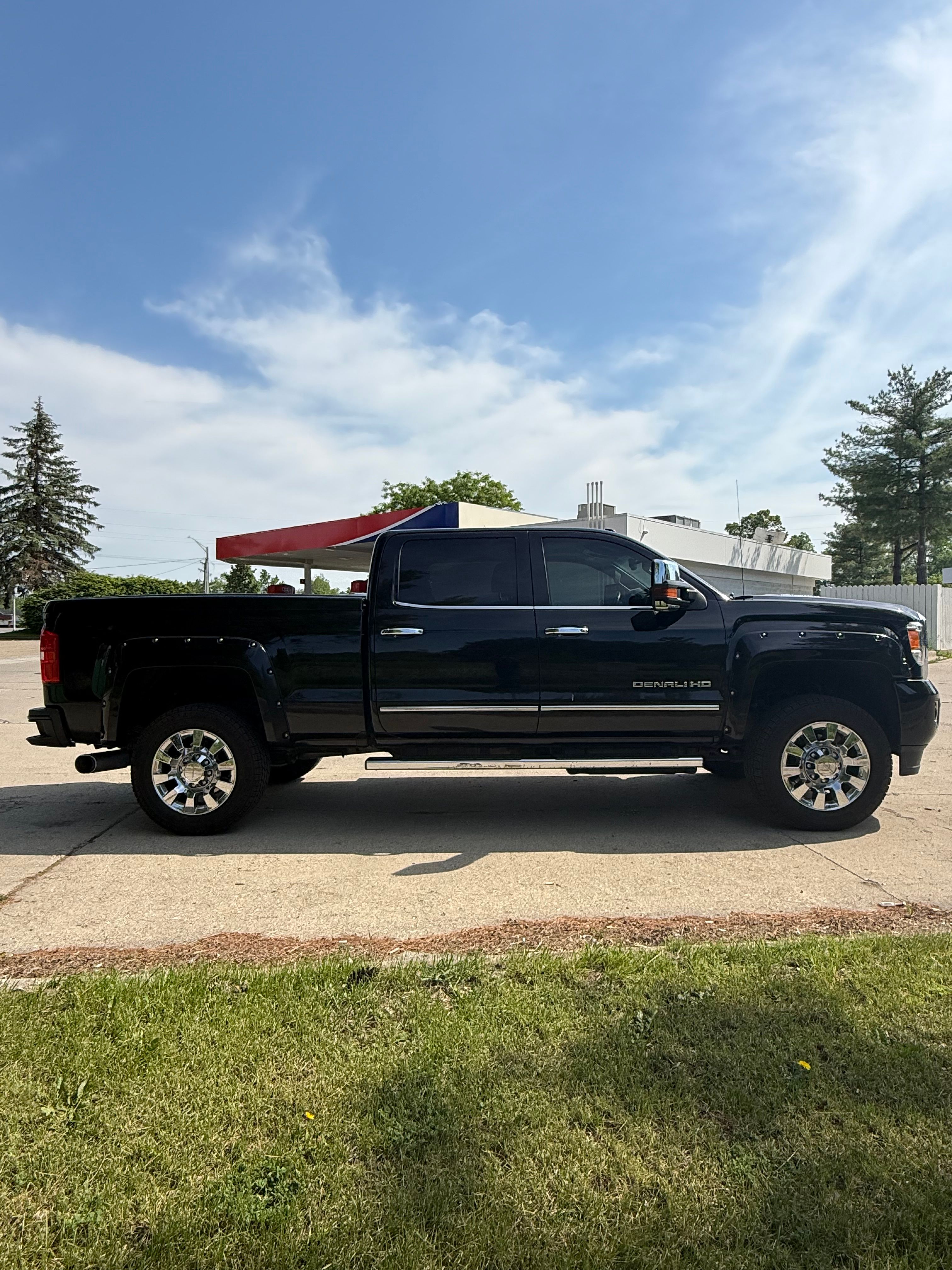 Used 2015 GMC Sierra 2500 Denali w/ Duramax Plus Package AWD/4WD image 4