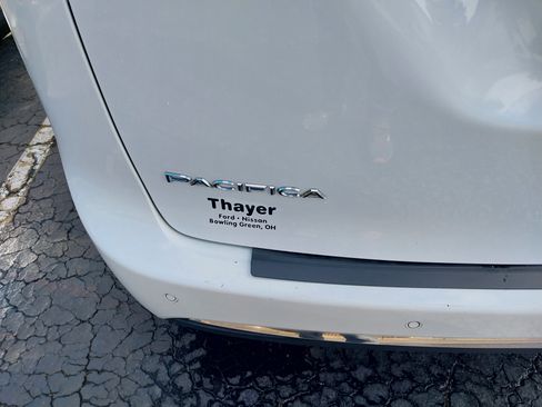 Used 2022 Chrysler Pacifica Touring-L image 32