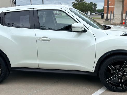 Used 2016 Nissan Juke SV image 2