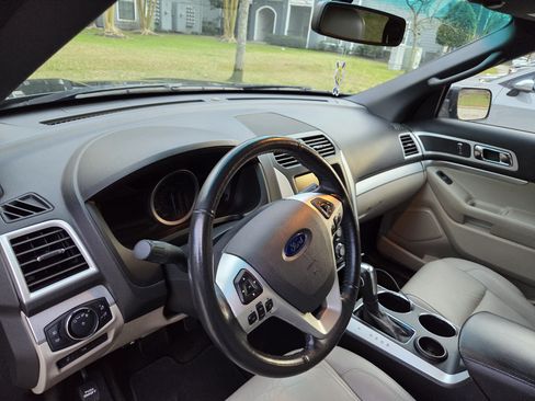 Used 2014 Ford Explorer XLT w/ Equipment Group 202A image 16