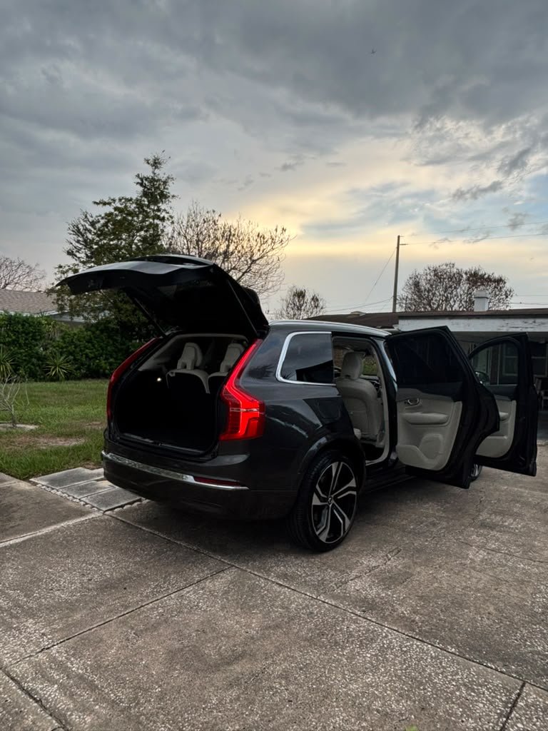 Used 2025 Volvo XC90 B6 Ultra w/ Lounge Package AWD/4WD image 12