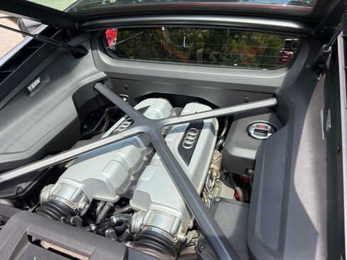 Used 2018 Audi R8 V10 RWD image 11