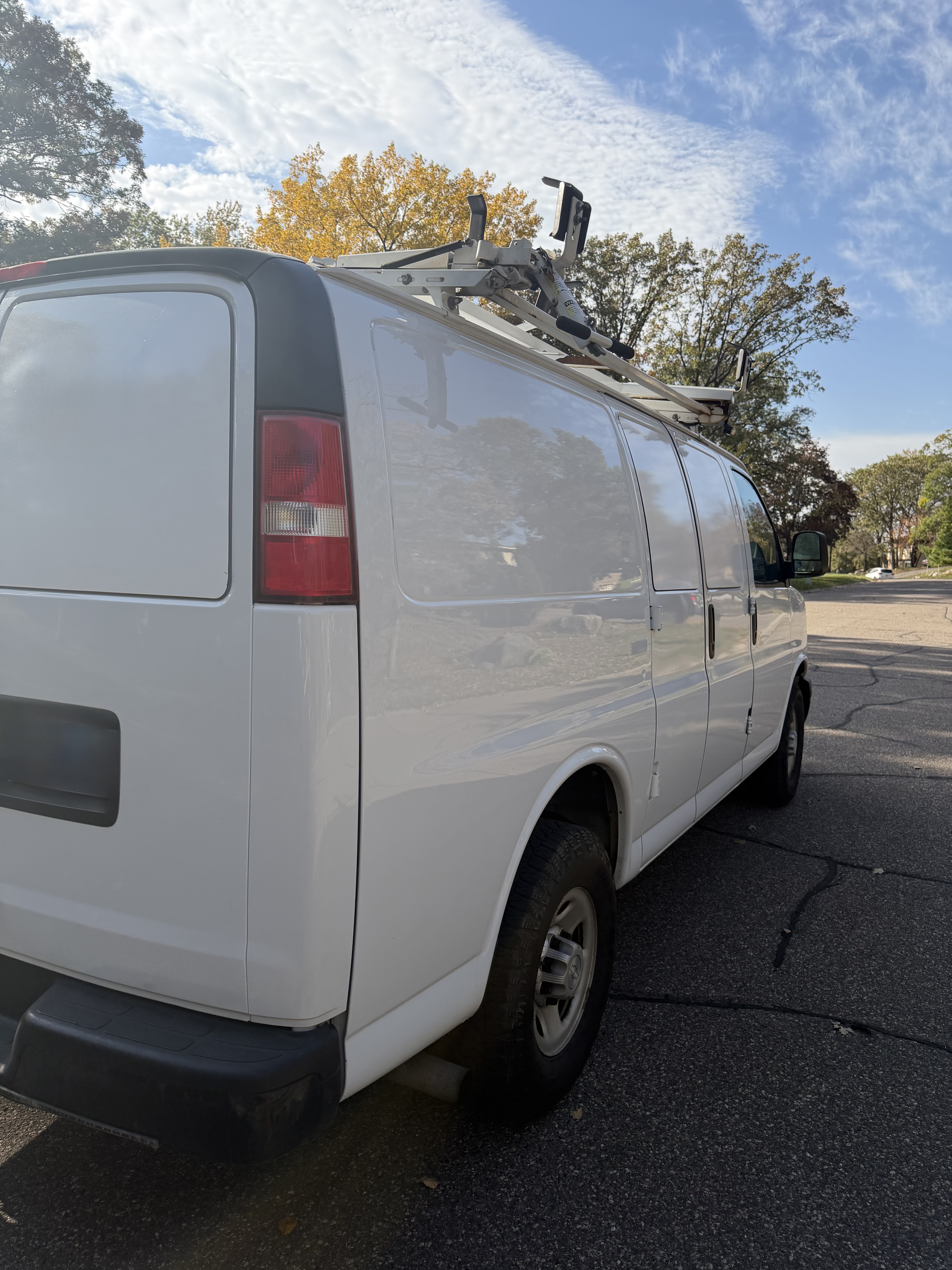 Used 2015 Chevrolet Express 2500 RWD image 10