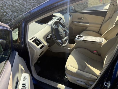 Used 2013 Toyota Prius V Five image 10