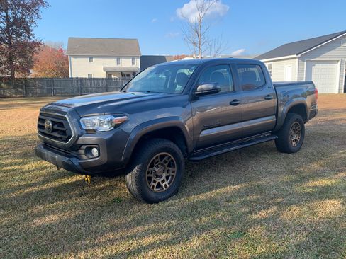 Used 2020 Toyota Tacoma SR5 image 2