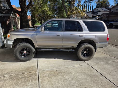 Used 2001 Toyota 4Runner SR5 image 6