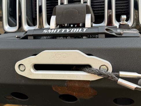 Used 2017 Jeep Wrangler Unlimited Sahara w/ Connectivity Group image 11