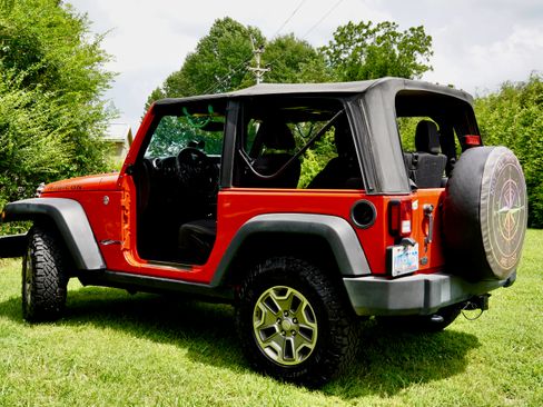 Used 2016 Jeep Wrangler Rubicon w/ Power Convenience Group AWD/4WD image 6