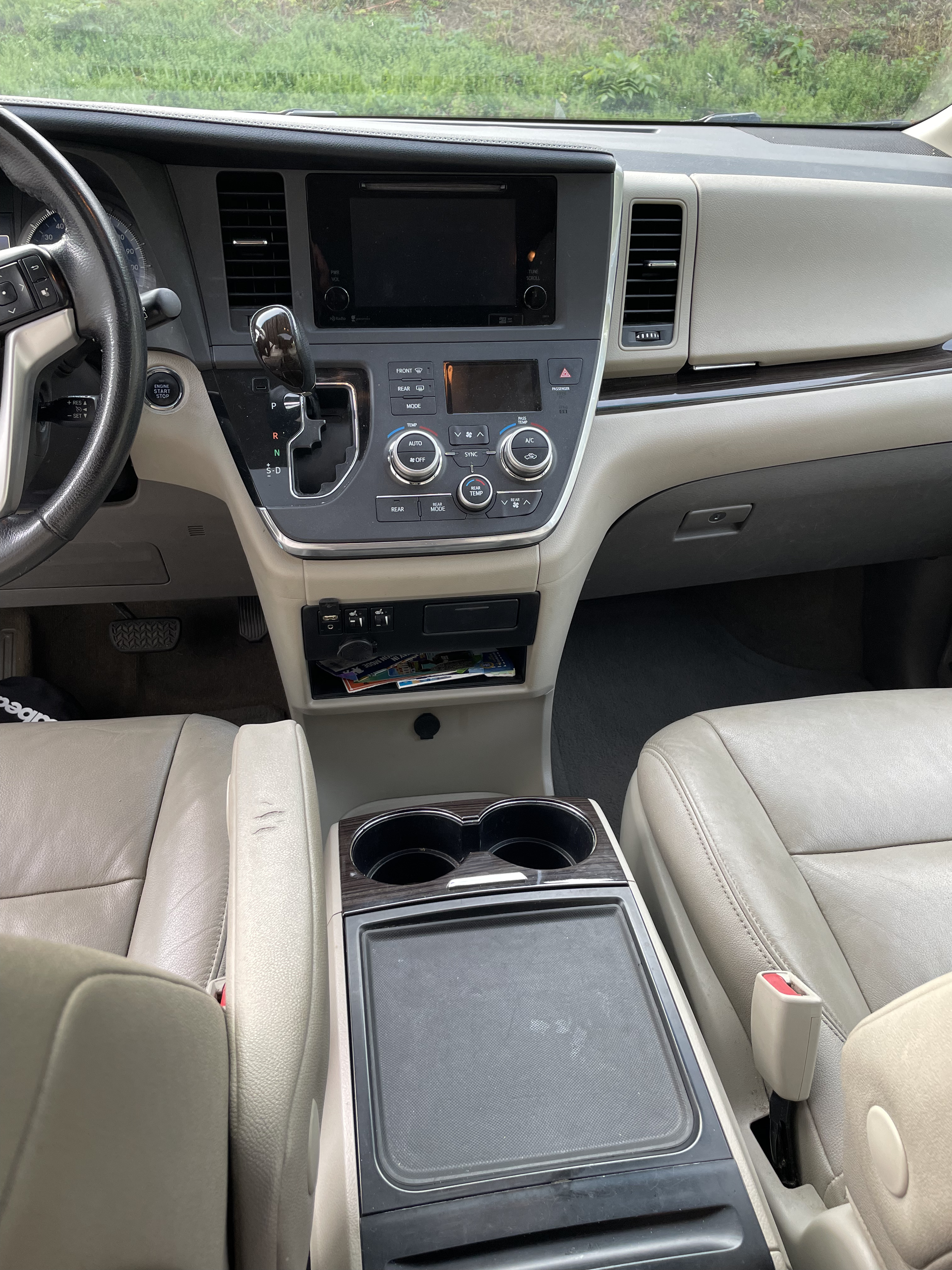 Used 2015 Toyota Sienna XLE w/ XLE Navigation Package FWD image 9