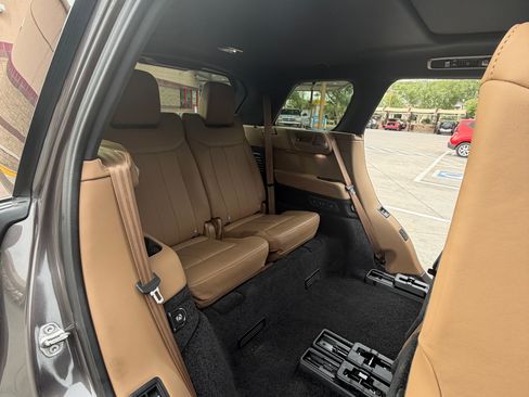 Used 2024 Land Rover Range Rover Long Wheelbase SE image 17