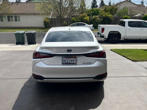 Used 2022 Lexus ES 300h w/ Premium Package image 4