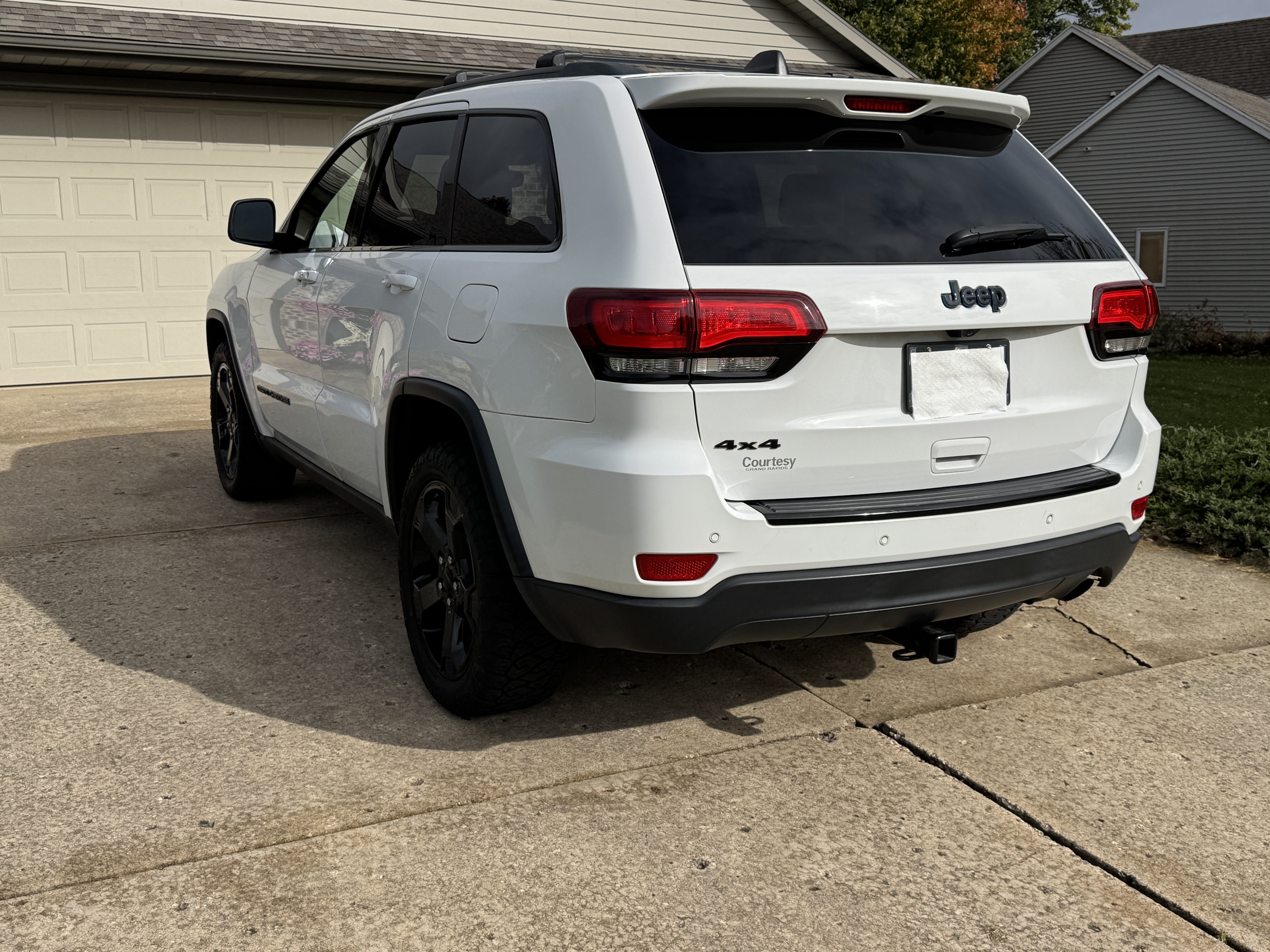 Used 2018 Jeep Grand Cherokee Laredo AWD/4WD image 4