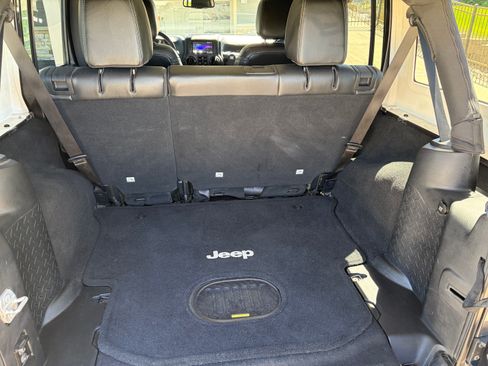 Used 2016 Jeep Wrangler Unlimited Sahara AWD/4WD image 17