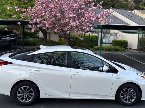 Used 2019 Toyota Prius XLE w/ Premium Convenience Package image 5