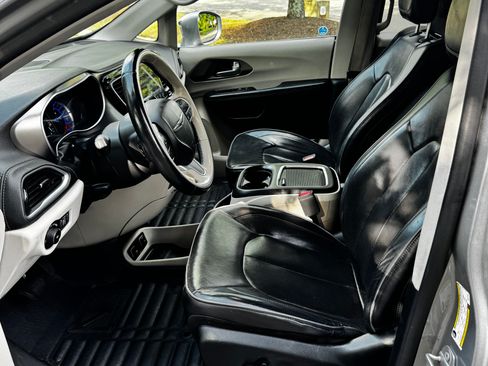 Used 2018 Chrysler Pacifica Limited w/ Advanced Safetytec Group FWD image 11