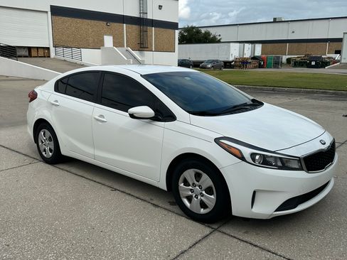 Used 2017 Kia Forte LX image 2