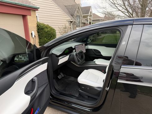 Used 2023 Tesla Model X Plaid image 26