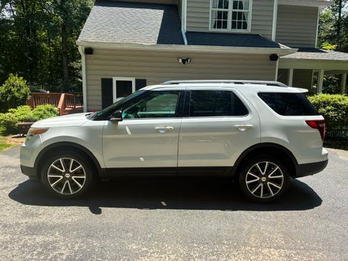 Used 2015 Ford Explorer XLT w/ Equipment Group 202B AWD/4WD image 1