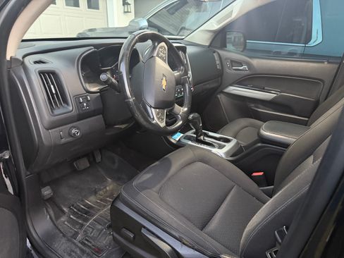 Used 2017 Chevrolet Colorado LT w/ LT Convenience Package RWD image 9