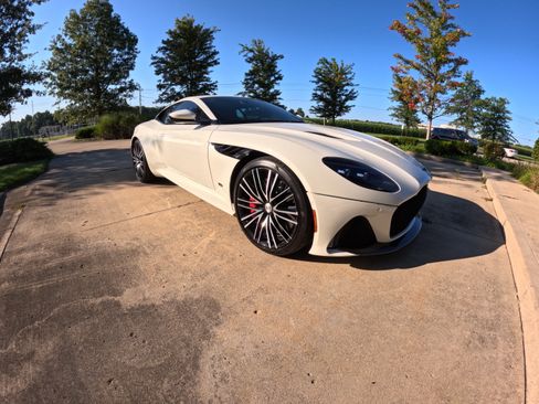 Used 2022 Aston Martin DBS Superleggera RWD image 8