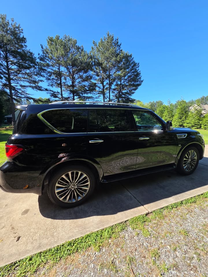 Used 2019 INFINITI QX80 Luxe w/ 22" Wheel Package RWD image 2