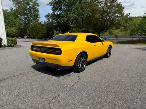 Used 2018 Dodge Challenger R/T Plus RWD image 9