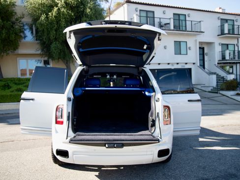 Used 2022 Rolls-Royce Cullinan w/ Technology Package image 24