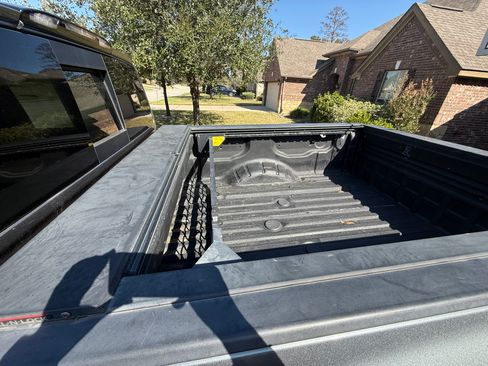 Used 2017 Nissan Titan SV image 9