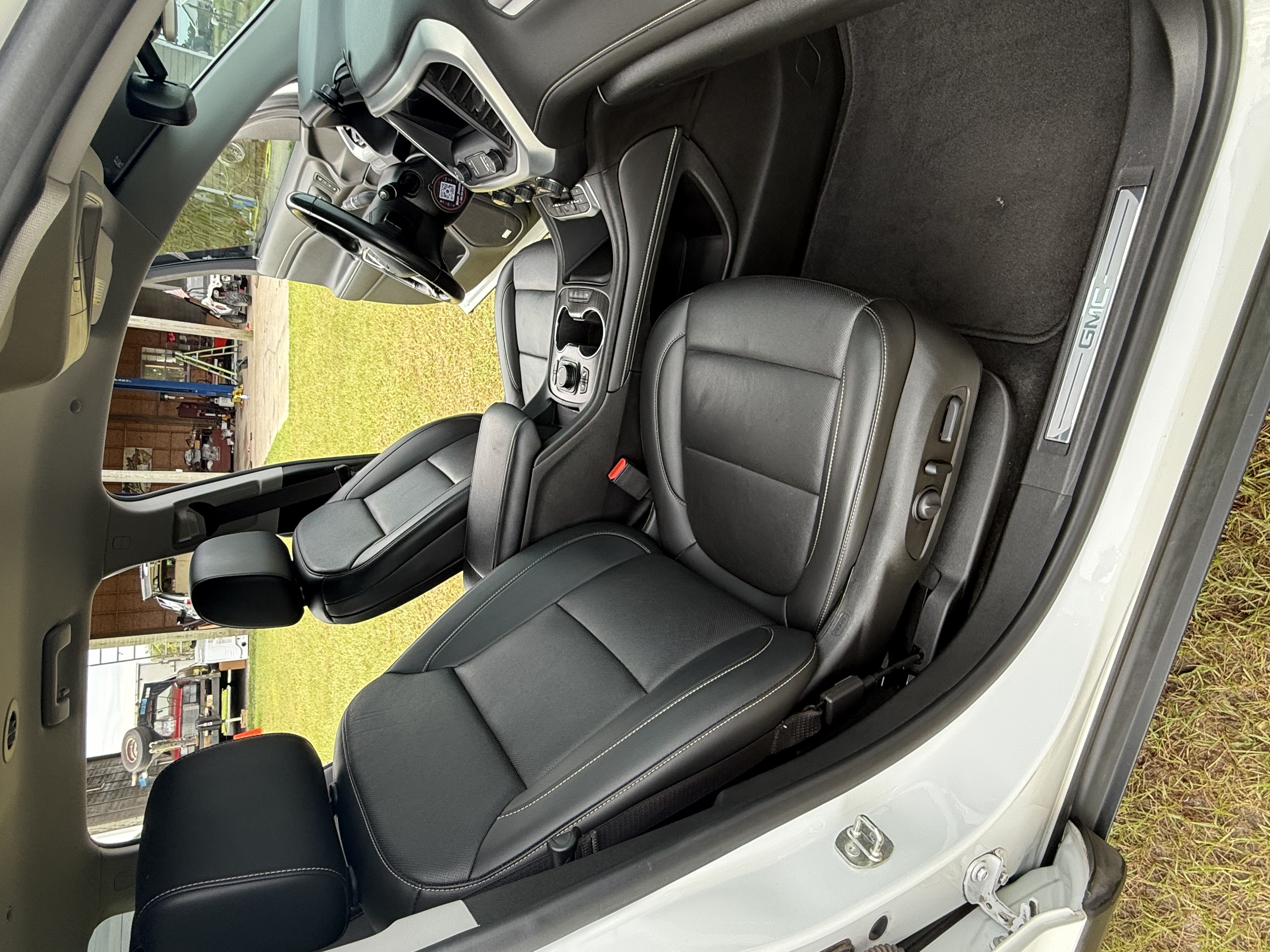 Used 2021 GMC Acadia SLT w/ Technology Package FWD image 17
